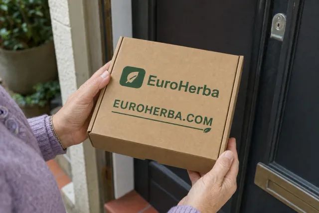 Osoba drži zatvorenu EuroHerba kutiju ispred kućnih vrata